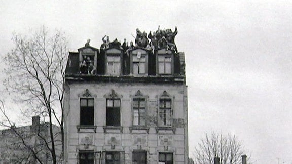 Hausbesetzer auf Hausdach