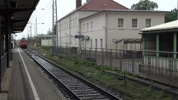 Zug nähert sich Bahnsteig am Bahnhof Hoyerswerda.