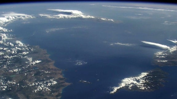 Blick auf die Erde, sichtbare Wolken in der Atmosphäre.