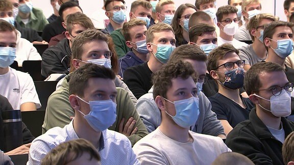 Maskierte Studenten in Vorlesung