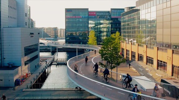 Städtische Szene mit geschwungener Fahrradbrücke