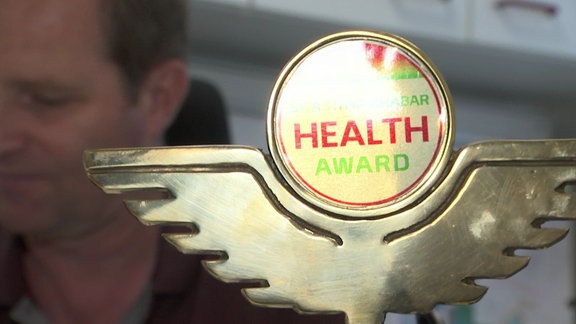 "Health Award" steht auf einem Pokal.