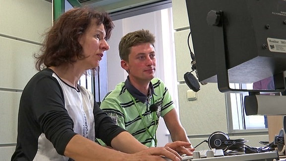 Programmmacher David Schröder mit Reporterin Monika Werner am Schnittplatz