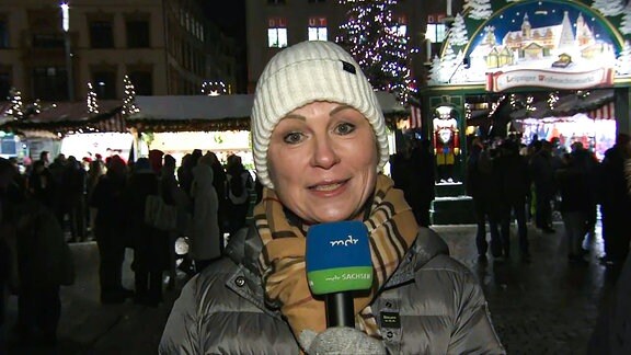 Eine Reporterin auf dem Weihnachtsmarkt