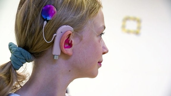 Ein Mädchen mit einem Hörgerät