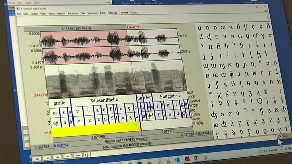 Ein Monitor zeigt ein Programm an, das Laute in unterschiedlichen Dialekten wiedergibt.