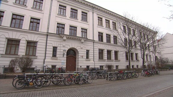 Außenfassade der Nachbarschaftsschule in Leipzig Alt-Lindenau