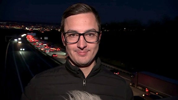 Reporter Florian Glatter an der A4 nahe der Autobahnabfahrt Dresden - Altstadt