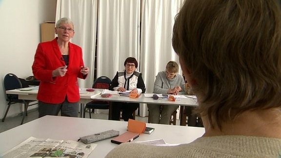 Kursleiterin Ruth Kretzer-Braun unterrichtet ukrainische Senioren