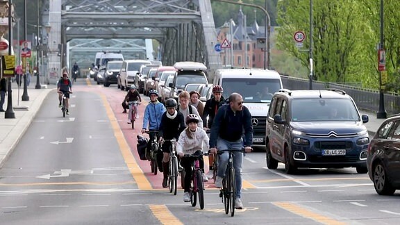 Radfahrer auf der neuen Radlerspur am Blauen Wunder in Dresden