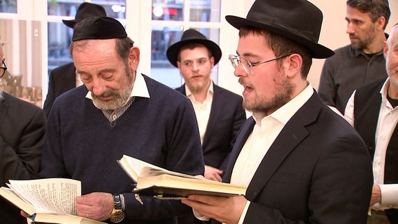 Jüdische Männer singen zusammen