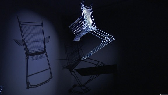 Ein Stuhl aus einem Einkaufwagen schwebt in der Luft.