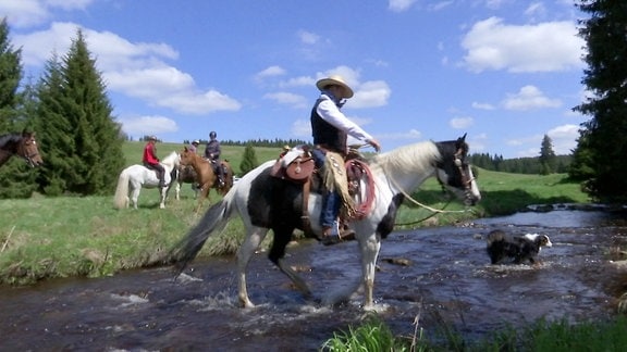Flussüberquerung mit Pferd