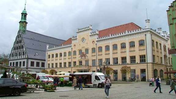 Ein Platz mit Rathaus