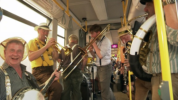 Sunhine Brass jazzt auf Straßenbahnrundfahrt in Dresden