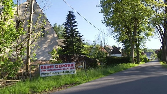 Anwohnerprotest - "Keine Deponie" steht auf einem Schild an einem Grundstück