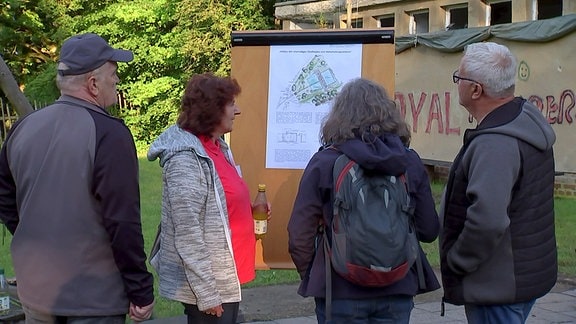 Besucher betrachten Pläne für das zukünftige Naturbad Lichtenstein