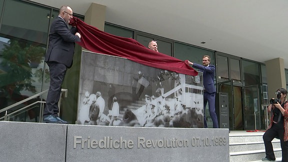 Enthüllung eines Glasgemäldes in Erinnerung an die Anfänge der friedlichen Revolution in Plauen.