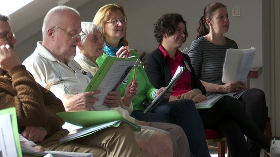 Kranke und ihre Angehörigen singen gemeinsam beim Demenzchor in Leipzig
