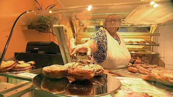Geschäftiges Treiben in der Bäckerei in Prießnitz