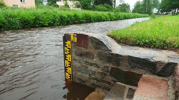 Eine Skala zeigt den Hochwasserstand eines Flusses an.