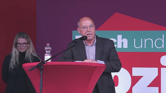 Gregor Gysi spricht auf einer Bühne