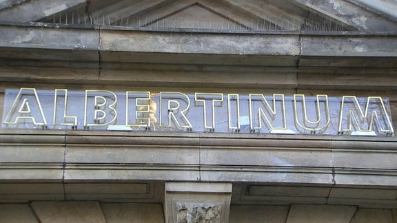 "ALBERTINUM" steht an einer Hauswand.