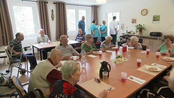 Gemeinschaftsraum in einem Pflegheim mit vielen älteren Menschen