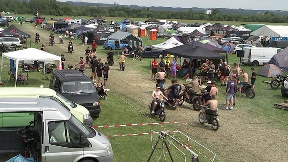 Simson-Fans treffen auf dem Festgelände ein