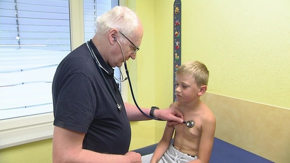 Kind beim Arzt 