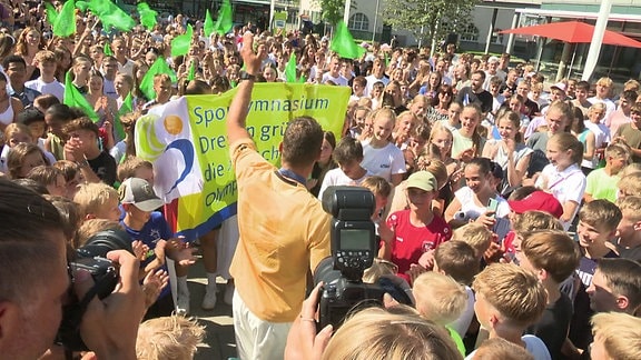 Olympia-Ruderer Tom Liebscher-Lucz bekommt von unzähligen Kindern einen Empfang.