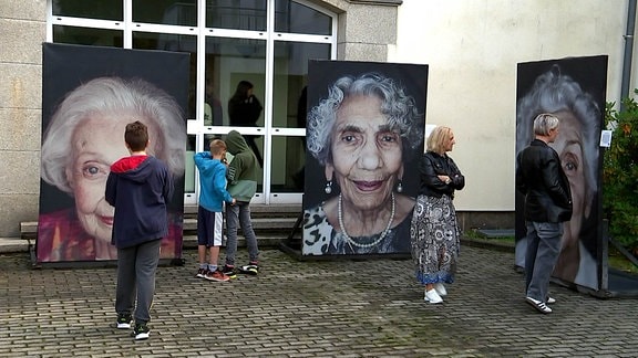 AUSSTELLUNG 