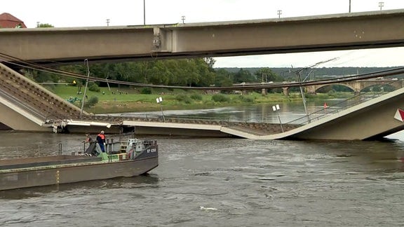 Ticker on the Carolabrücke: Huge Boom on the Elbe