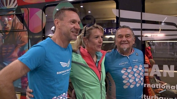 Gruppenfoto von Teilnehmern des European Peace Ride vor Start des Sonderzuges