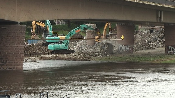 Bagger räumen Geröll weg.