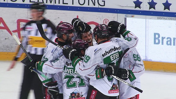 Eishockeyspieler jubeln ausgelassen.