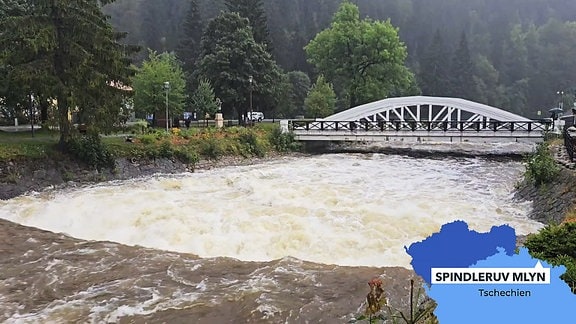 Ein Fluss führt extremes Hochwasser.