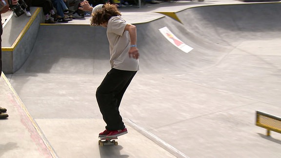 Ein Skateboardfahrer macht einen Trick