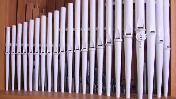 Eine weiße Orgel