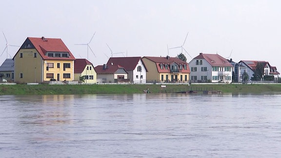 Wohnhäuser am Wasser