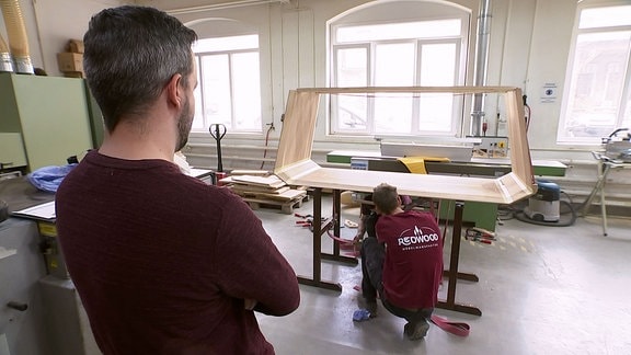 Ein Möbelstück aus Holz wird zusammengebaut