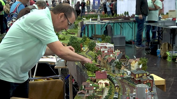 Modellbahnfreund auf der Hobbymesse