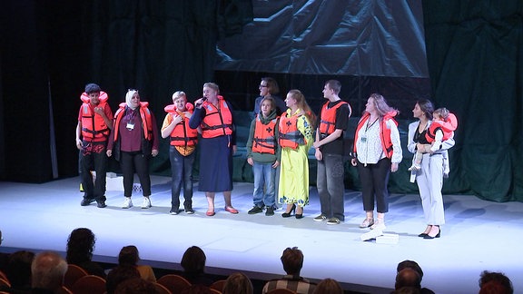 Gruppe Schauspieler mit Rettungswesten