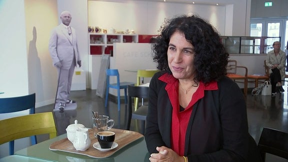 Frau in Museumscafé wird interviewt