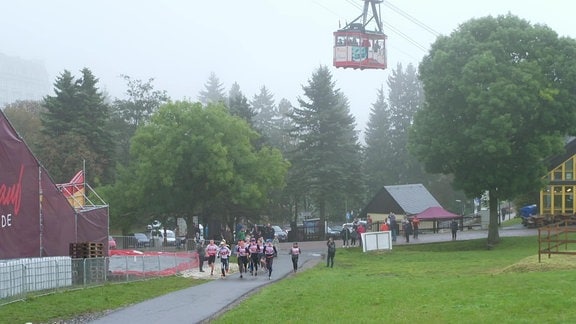 Läufer unter der Fichtelbergbahn