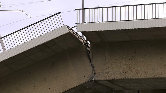 Eine Bruchstelle an einer Brücke