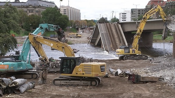 Drei Bagger bei Aufräumarbeiten an einer Brücke