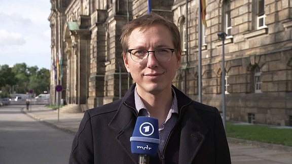 Daniel Schrödel vor der Staatskanzlei Sachsen in Dresden