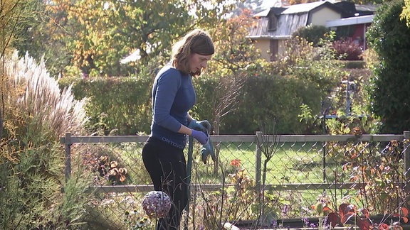 Frau im Garten