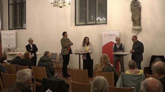 Menschen in einer Kirche